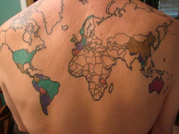 Τατουάζ στην πλάτη με χάρτη των ταξιδιών του (2)