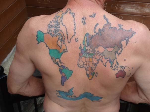 Τατουάζ στην πλάτη με χάρτη των ταξιδιών του (4)