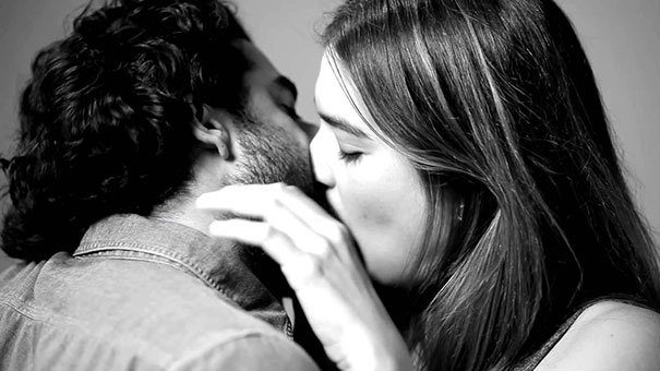 20 άγνωστοι φιλιούνται για πρώτη φορά