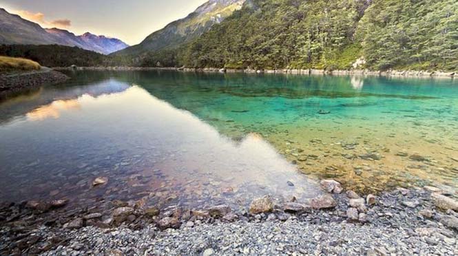 Κρυστάλλινη λίμνη στη Νέα Ζηλανδία (2)