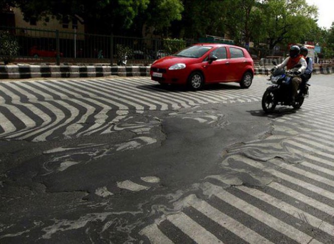 Στην Ινδία κάνει τόση ζέστη που οι δρόμοι λιώνουν | Φωτογραφία της ημέρας