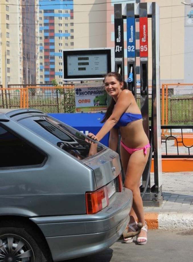 Βενζινάδικο στη Ρωσία προσφέρει δωρεάν βενζίνη σε γυναίκες που φορούν μπικίνι (3)