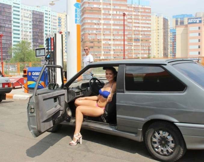 Βενζινάδικο στη Ρωσία προσφέρει δωρεάν βενζίνη σε γυναίκες που φορούν μπικίνι (4)