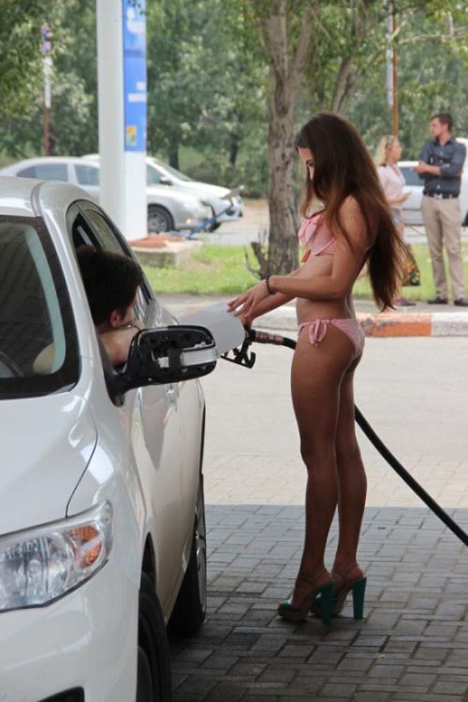 Βενζινάδικο στη Ρωσία προσφέρει δωρεάν βενζίνη σε γυναίκες που φορούν μπικίνι (12)