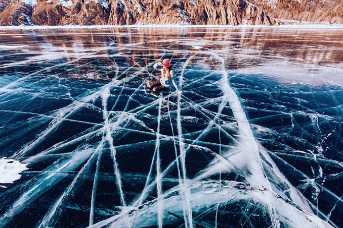 Ένας μαγευτικός περίπατος στην παγωμένη λίμνη Βαϊκάλη (10)