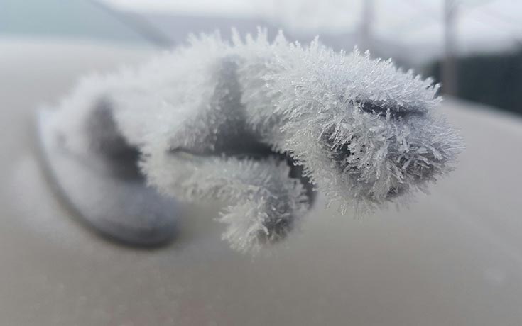 Όταν ο πάγος δημιουργεί απίστευτη τέχνη πάνω σε αυτοκίνητα (1)