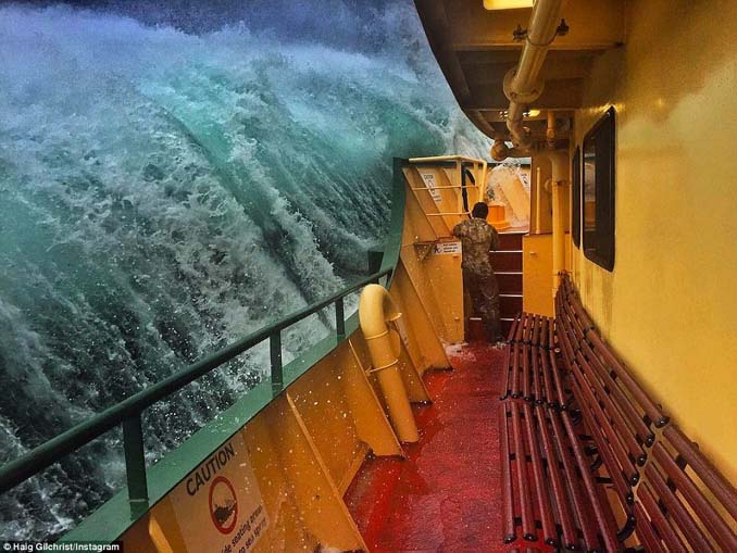Εντυπωσιακές φωτογραφίες από τη μάχη ενός ferry boat με τα κύματα (1)