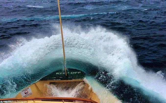 Εντυπωσιακές φωτογραφίες από τη μάχη ενός ferry boat με τα κύματα (2)