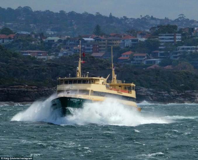 Εντυπωσιακές φωτογραφίες από τη μάχη ενός ferry boat με τα κύματα (3)