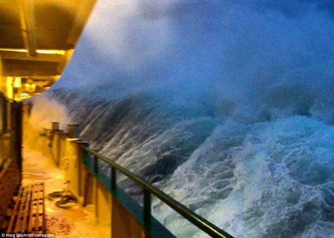 Εντυπωσιακές φωτογραφίες από τη μάχη ενός ferry boat με τα κύματα (4)