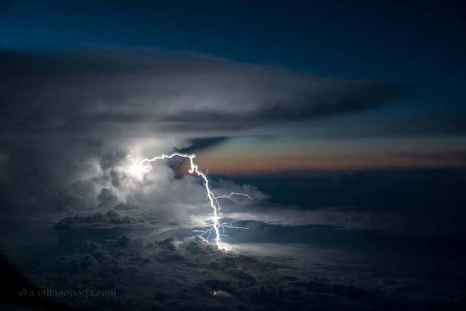 Πιλότος απαθανατίζει τέλειες καταιγίδες από το πιλοτήριο του αεροπλάνου (4)