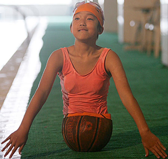 Κοριτσάκι με σώμα μπάλας μπάσκετ