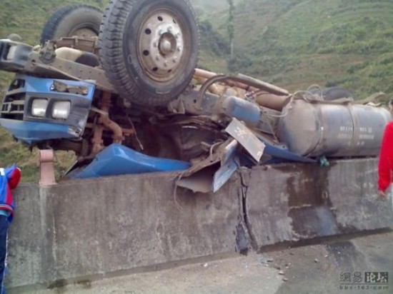 Απίστευτο ατύχημα φορτηγού