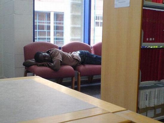Φοιτητές που κοιμούνται στις βιβλιοθήκες (21)