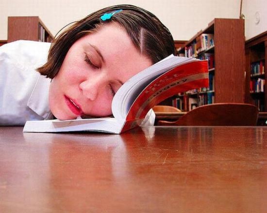 Φοιτητές που κοιμούνται στις βιβλιοθήκες (20)