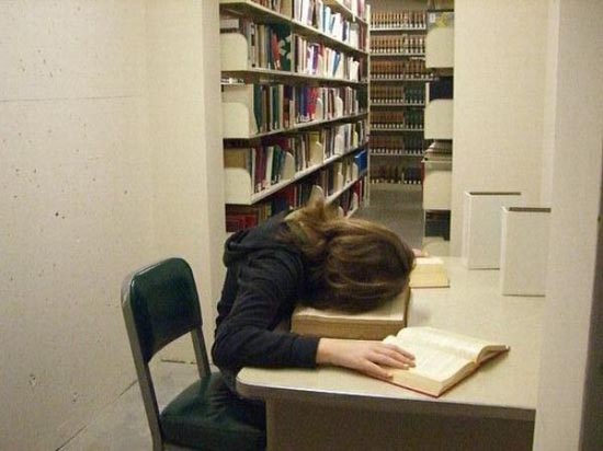 Φοιτητές που κοιμούνται στις βιβλιοθήκες (18)