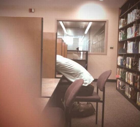 Φοιτητές που κοιμούνται στις βιβλιοθήκες (16)