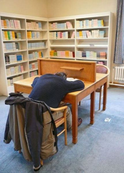 Φοιτητές που κοιμούνται στις βιβλιοθήκες (4)