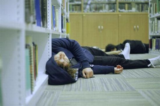 Φοιτητές που κοιμούνται στις βιβλιοθήκες (13)