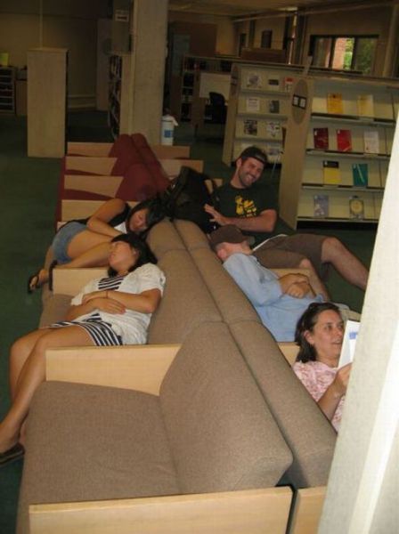 Φοιτητές που κοιμούνται στις βιβλιοθήκες (3)