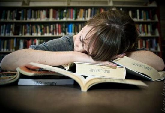 Φοιτητές που κοιμούνται στις βιβλιοθήκες (12)