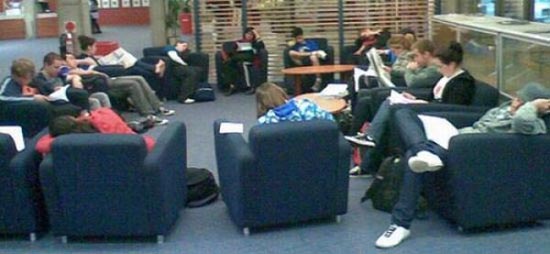 Φοιτητές που κοιμούνται στις βιβλιοθήκες (10)