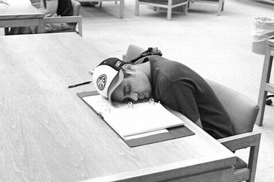 Φοιτητές που κοιμούνται στις βιβλιοθήκες (6)