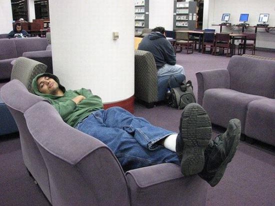 Φοιτητές που κοιμούνται στις βιβλιοθήκες (5)