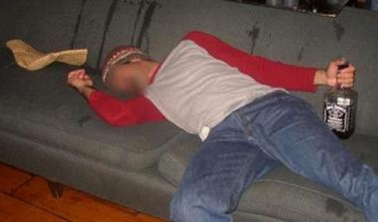 Μεθυσμένος εισέβαλε σε ξένο σπίτι και κοιμήθηκε στον καναπέ