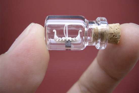 Γλυπτά μινιατούρες σε μικροσκοπικά μπουκάλια (2)
