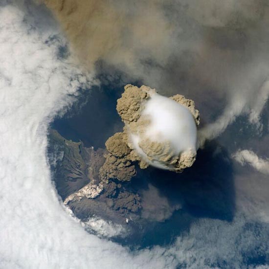 Εκπληκτικές φωτογραφίες ηφαιστείων από το διάστημα (13)