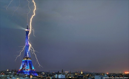 Φωτογραφία της ημέρας: Αστραπή στον Πύργο του Eiffel