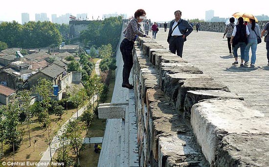 Γυναίκα σκαρφάλωσε το Σινικό Τείχος για να μην πληρώσει εισιτήριο (1)
