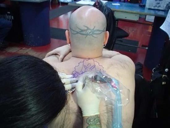 Δε θα μαντεύατε ποτέ το τατουάζ αυτού του άνδρα (3)