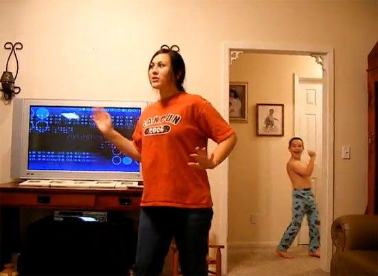 Μικρός κάνει videobombing στο χορευτικό της αδερφης του!