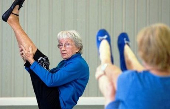 91χρονη δασκάλα yoga