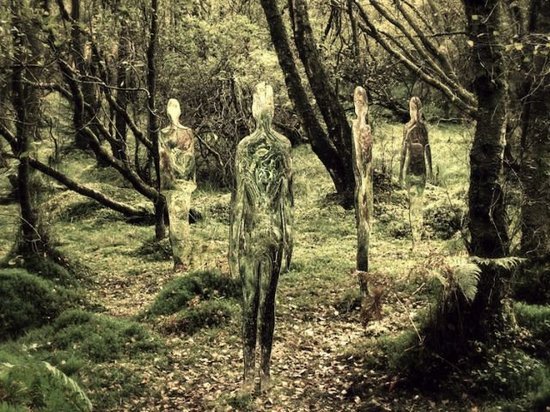Τρομακτικά γλυπτά μέσα στο δάσος (2)