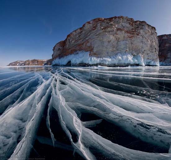 Παγωμένη λίμνη Baikal στη Σιβηρία (1)