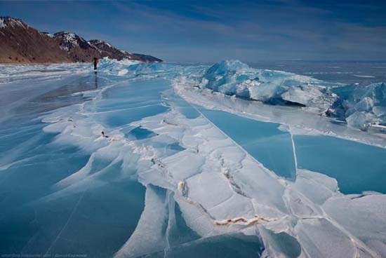 Παγωμένη λίμνη Baikal στη Σιβηρία (2)