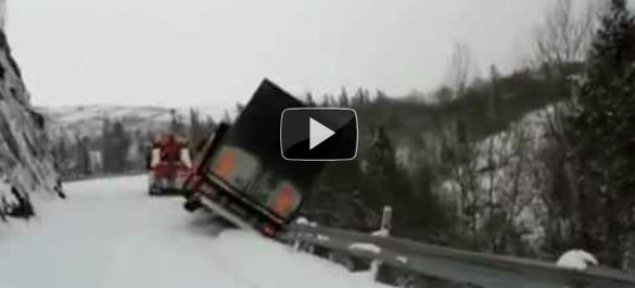 Σοκαριστικό ατύχημα on camera: Φορτηγό και γερανός πέφτουν στον γκρεμό