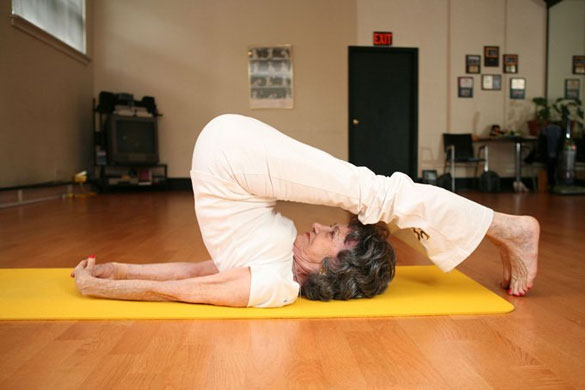 93χρονη δασκάλα Yoga
