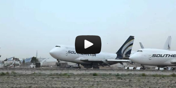 Ισχυρός άνεμος σήκωσε σταθμευμένο αεροσκάφος 747