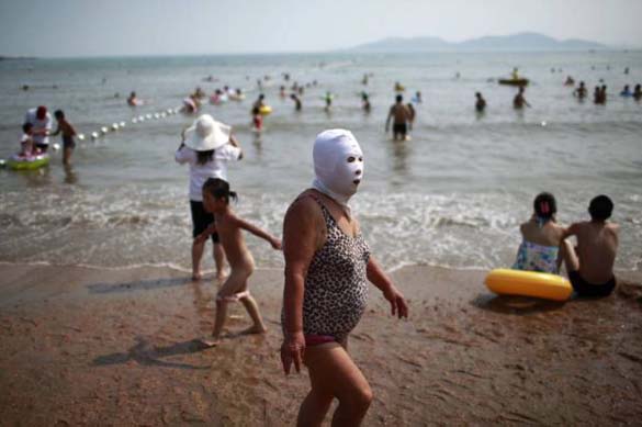 Εν τω μεταξύ, σε μια παραλία στην Κίνα... (12)