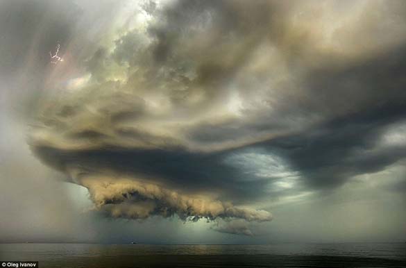 Κολοσσιαία καταιγίδα σε παραλία της Ρωσίας (3)