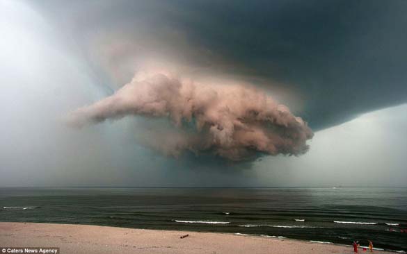 Κολοσσιαία καταιγίδα σε παραλία της Ρωσίας (4)