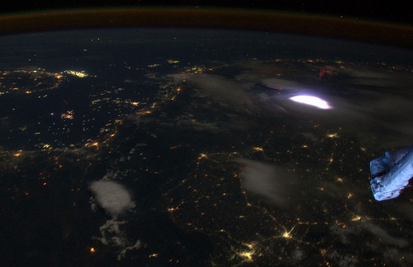 Πως φαίνεται μια αστραπή από το διάστημα | Φωτογραφία της ημέρας