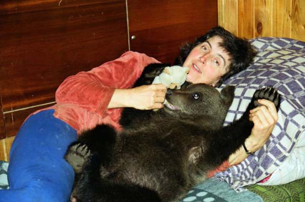 Γυναίκα από τη Λετονία μεγαλώνει αρκούδα μαζί με τα παιδιά της (5)
