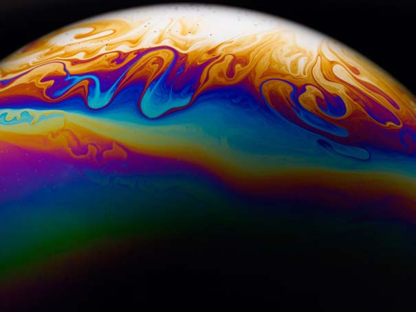 Φωτογράφος μετατρέπει φούσκες από σαπούνι σε μυστηριώδεις πολύχρωμους πλανήτες (6)
