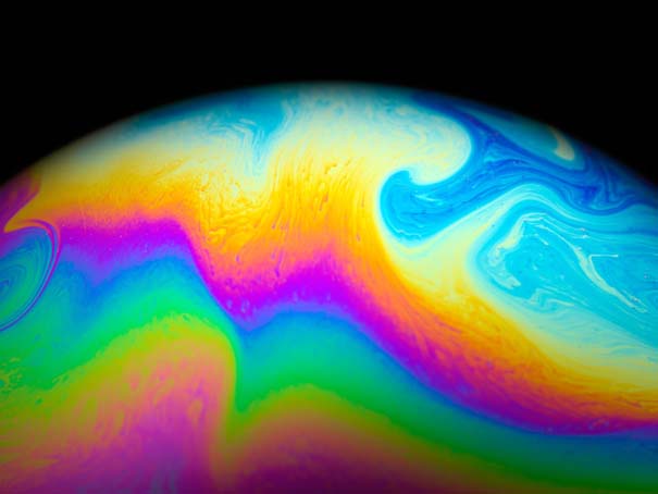 Φωτογράφος μετατρέπει φούσκες από σαπούνι σε μυστηριώδεις πολύχρωμους πλανήτες (7)