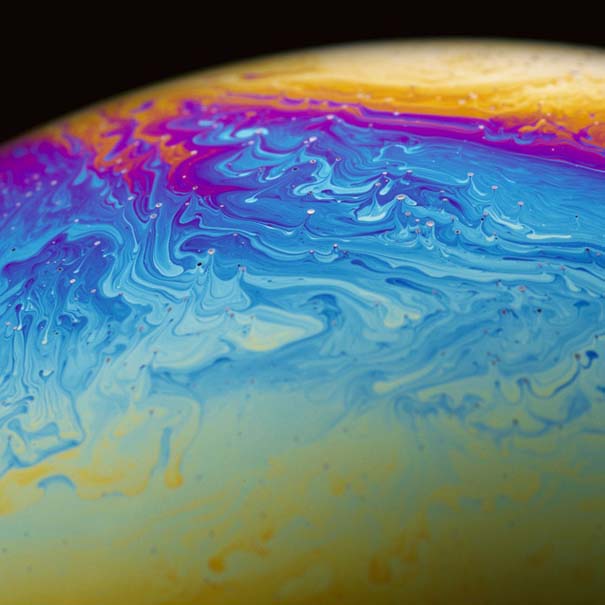Φωτογράφος μετατρέπει φούσκες από σαπούνι σε μυστηριώδεις πολύχρωμους πλανήτες (11)